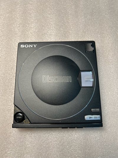 Sony discman d100，公认音质前三的索尼CD随身听，自用退烧出。成色好，唯一瑕疵是后中框有裂已粘好（见照片5）；读碟强，ZDK均可（不包所有碟）；音量调节无杂声，按键功能全好；推力巨大，推大耳毫无压力。