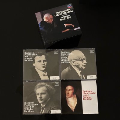 狮王的贝奏是经典中的经典，10CD，贝奏全集+迪亚贝利变奏曲。
这套编号F00L虚字27000日元，是套装首版。日版单张首版是3000日元，集齐都不易。
狮王的莫奏，意大利直输版，1956年音乐节录音，有别于DECCA那版。
老奶奶的巴赫，真是不便宜，这套平均律下卷...