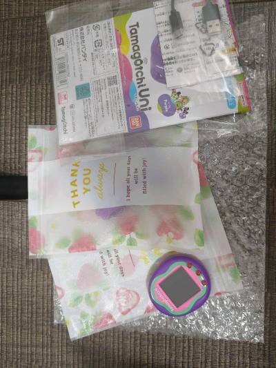 日本小姐姐给我包装的好细致，还用了草莓分装袋好可爱呀，拓麻歌子的品相很好，几乎九成新，充电线还是全新未拆的，已经美美玩上啦，挖煤姬的纸箱也很结实，漂洋过海来完全无损，入库用了x光服务，图片上传也很迅速，用新会员活动抵扣了800积分，国际运费最后只付了20多十分划算，...