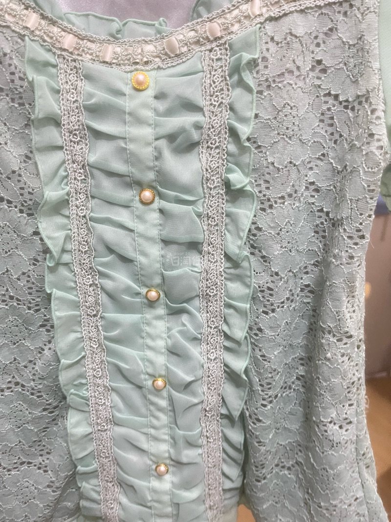 这个绿色的短袖衣服非常精致，颜色也很好看，穿的人的皮肤很白皙，卖家保存的都很好，没有任何的瑕疵和破损，我走的是海运，差不多一个月到的包装的也很好