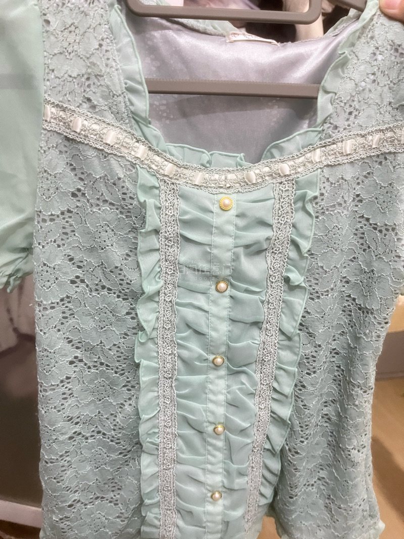 这个绿色的短袖衣服非常精致，颜色也很好看，穿的人的皮肤很白皙，卖家保存的都很好，没有任何的瑕疵和破损，我走的是海运，差不多一个月到的包装的也很好
