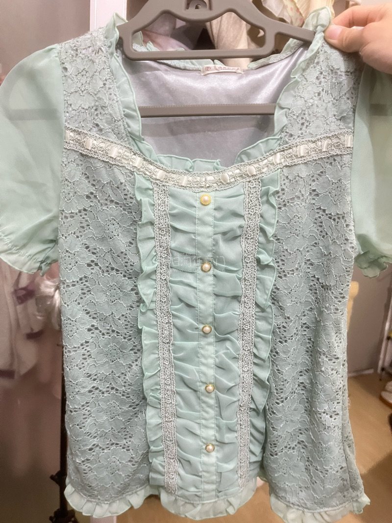 这个绿色的短袖衣服非常精致，颜色也很好看，穿的人的皮肤很白皙，卖家保存的都很好，没有任何的瑕疵和破损，我走的是海运，差不多一个月到的包装的也很好