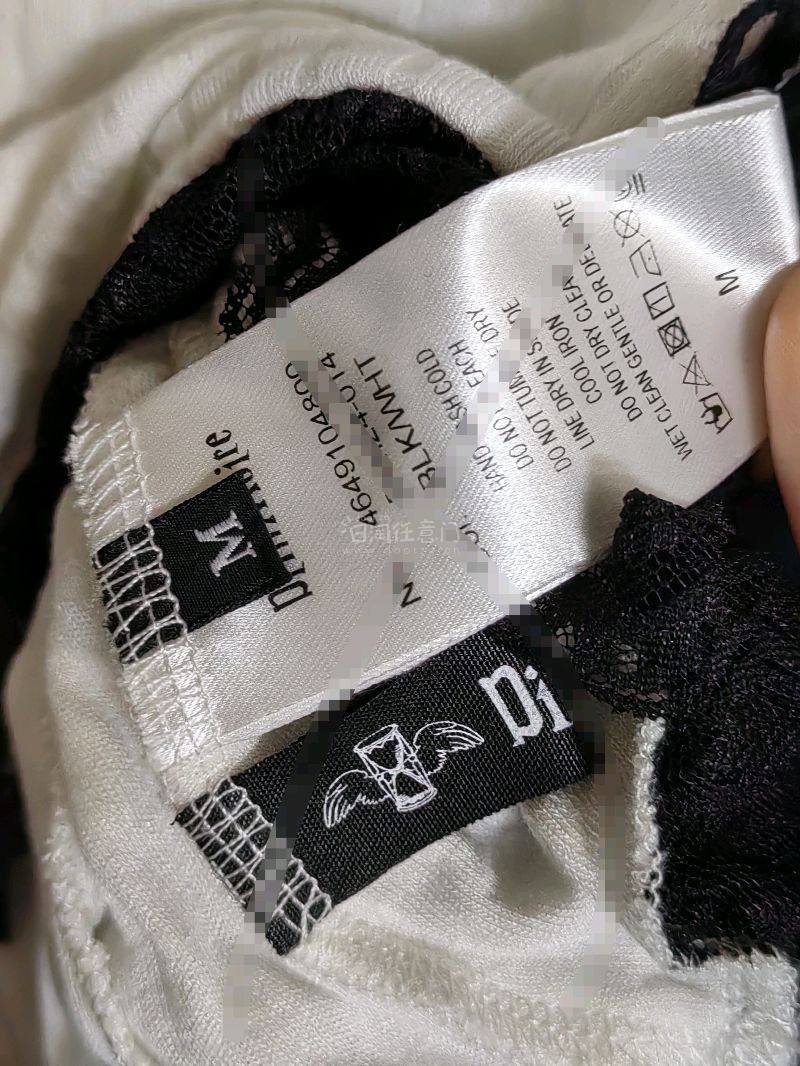 种草这件衣服的时候发现已经卖光了，国内二手平台也没看到这个颜色以为要一直等再贩，没想到偶然间刷煤炉遇到了自己想要了很久的梦情！！包装不用说了都是纸箱发货，拿到手没有任何污渍和损伤，已经在挖煤姬下单过很多次了每一次都让我很满意QAQ