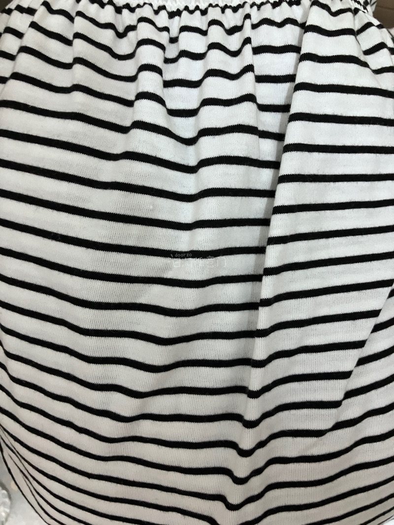 第一次用挖煤姬买衣服，起初还担心会踩雷。没想到物流很快，一周就收到。衣服包装严实，面料舒服，版型也很正，和描述完全一致，这次购物真的太惊喜，以后还会回购！