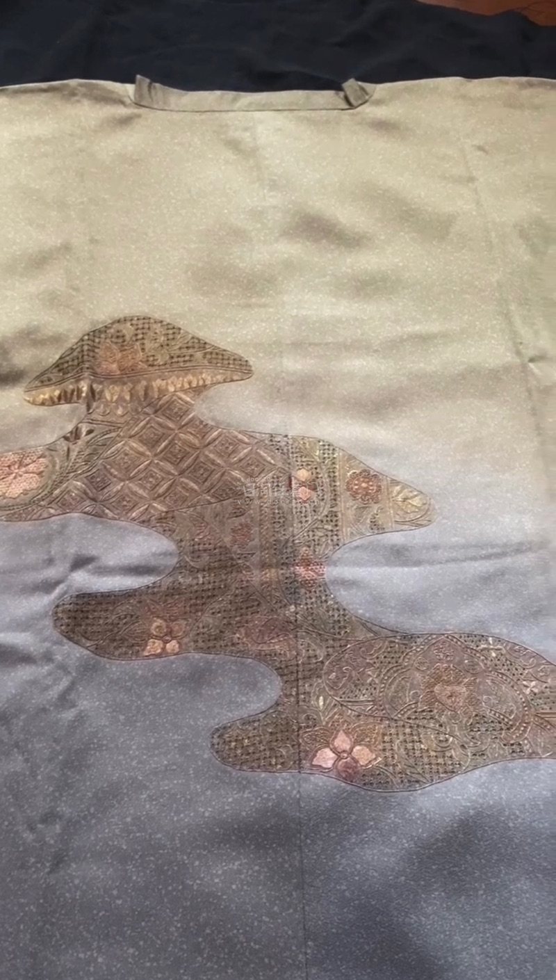 海淘大成功～(^o^)/
一件集齐我想收藏的所有工艺，汕头绣，平针绣，打籽绣，纳纱绣，描金，捶染，晕染渐变
还有一件星空满织银通和少见织彩金线的紫色轮奈织（同漳绒）都很美丽！