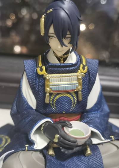 终于收到了这款三日月宗近泡面压手办，实物比宣传图还要惊艳！湛蓝色发丝雕刻细腻，狩衣纹路与金边涂装毫无溢色，眼眸的月牙细节简直画龙点睛。沉甸甸的分量压泡面超级稳，摆在办公桌或书架更是瞬间提升格调。作为天下五剑的极致优雅与慵懒气质完美还原，收藏价值和实用属性双双拉满！强...