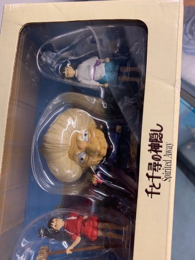 这一次在平台上发现了千与千寻的很多周边，包括汤婆婆，千寻和白龙的手办化产品，可以说是比较稀有的玩具产品了