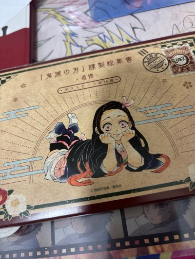 首先物流特别给力，几天就发货了，比我预想的快好多，拆开快递时包装也特别严实，外面套了硬纸盒，里面还垫了气泡膜，周边一点磕碰都没有。
我买的是纸片和吧唧，拿到手一看，做工特别细致，图案印得很清晰，颜色和图片上一模一样，没有一点色差。包装很结实，徽章的别针也很牢固，摸着...
