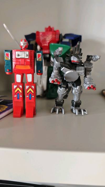 又在任意门买了一款叫金属合金的产品，这款是1987年生产的，光战队二号机银河机器人，是金属合金战队系列的第一款产品，小巧精致