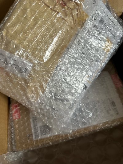 好事多磨，这个包裹可能东西比较多，被海关扣了，交了报关费以后还是狠狠税了一笔，心都在滴血。前前后后折腾了一个半月才收到呜呜呜呜，好在买的都很满意！包装的很结实，箱子质量也很好，休息一段时间再重振旗鼓继续挖煤，准备入坑三丽鸥了?