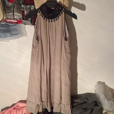 又到了好几件古着衣服啦，真的很惊喜，基本都不会踩雷，很喜欢，香香的，包装也很好！希望挖煤机合单再快一点就完美了，期待！