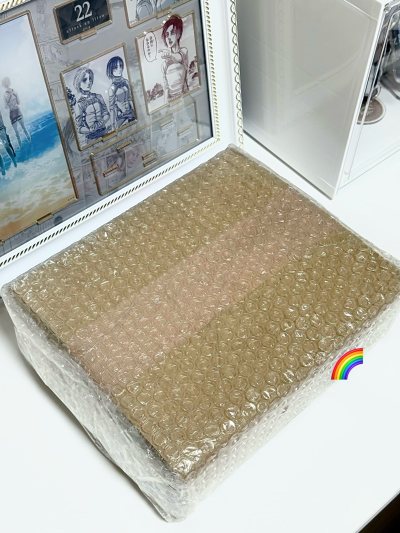 去往山丘上的那棵树
拿到手的那一刻有被惊艳到
是原画和日田当地实景相结合的一款立牌
选图特别好?
第一次切媒心里挺没底的
好在十分顺利
各个流程都算蛮快的
包装特别好 里里外外的泡沫纸都满满的
一点都没磕碰变形（选的是竹蜻蜓）
感受到了用心
漂洋过海二十多天的等待也...