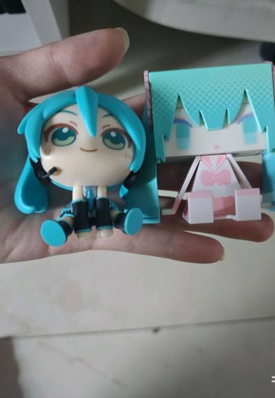 在挖煤姬淘到了好物，150元淘到了初音未来五个小手办，每个都非常好看，做工精细又完美，选择拼团走海运二十几天就到了，包装严实，顺利到手。