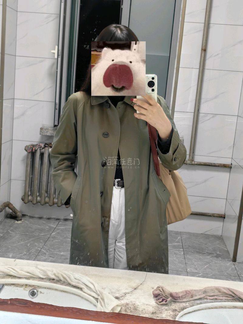 很漂亮的一件衣服，虽然等了很久，但依旧非常开心。整体虽然有点味道，且有点皱，但是成色还是比较不错的，版型很好，值得购买