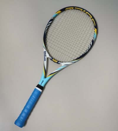 轻巧好上手的Yonex Ezone 100！
入手Ezone 100几周了，感受非常好！拍子重量适中，挥拍速度快，适合女性球友。击球扎实，力量和控制兼顾，甜区很大，回球稳定。对提升击球手感和稳定性帮助很大，特别适合想从娱乐向进阶过渡的选手，值得入手！