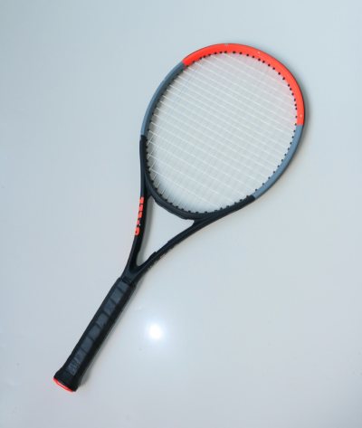 Yonex Ezone 100 真实体验：轻巧好上手，
最近入手了Yonex Ezone 100，整体表现非常惊喜！轻巧好上手，适合女生和青少年。击球反馈清晰，打起球来很有自信。适合想要提升水平的球友，推荐给和我一样喜欢高质量击球体验的人。