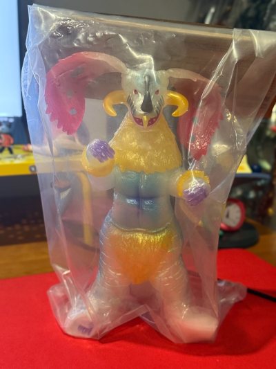 不知不觉七十一单，一个造型超精美的满月怪兽SOFUBI，还是夜光款，尺寸比较大，价格也不饶人。
还有一组小食蛋，下单时候国内没有，收到时候国内已经有更好价了，诶。冲动了。