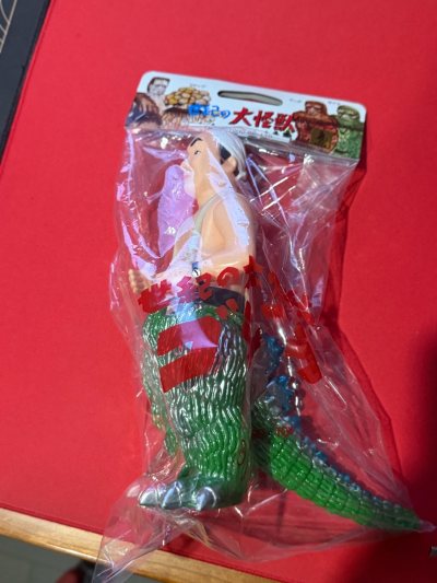 两款老物，一个中岛春雄的SOFUBI，成色很新，应该是新出的颜色，但模型还是老款。
还有一个M8哥斯拉，单到货时候稀烂，腿都断了，还好任意门及时处理了，所以好吧，就这样吧这次。