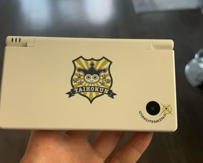 入手了超稀有的 【任天堂 DSi 逆转检事 Premium Edition タイホくん】限定机 ?！
机身正面印有「タイホくん」徽章，保存状态非常好，附带触控笔，收藏价值满满。

卖家发货迅速 ?，包装也很用心，收到时几乎和新品一样。能淘到这种珍藏级别的限定机，真的...