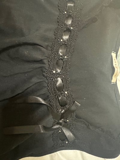 黑色小背心，胸口的丝带蝴蝶结很精致，很新，材质估计莫代尔棉这样的，很透气很稀罕，双标齐全，下面搭配裙子很淑女