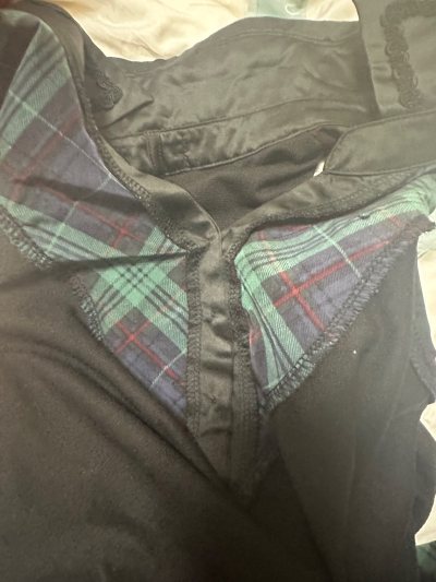这件背心很长，几乎可以当超短裙了，能盖住屁股，下面配短裙或者长裙都很好看，不一样的风格，几乎没有使用痕迹，很好