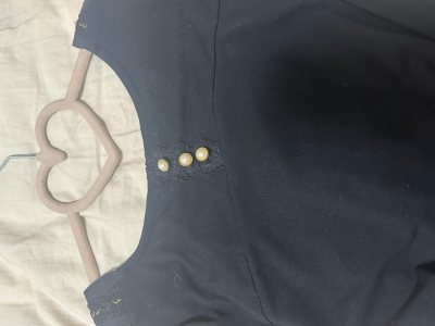 前面是波点，后面领口的小珍珠也很精致，很柔软的材质，穿上很舒服，也很透气，毕竟日常的一款，穿着率会很高