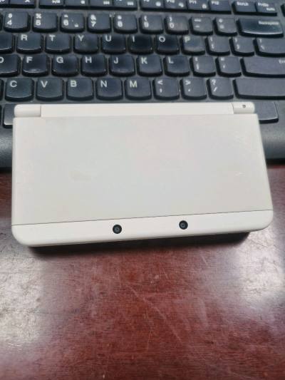 这里面的白色New3DS真挺帅！机身小巧精致，外壳可换面板，手感一流。裸眼3D效果稳了，追踪眼球不瞎眼。性能很不错，方便携带。