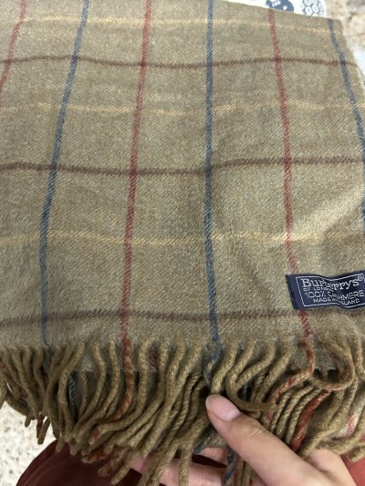 非常好，用很低的价格拍卖到了这条巴宝莉围巾，验过了是正品，快递也很快，虽然说是10-20到货，但实际上一周就收到货了