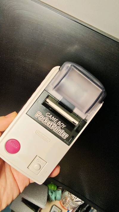 一直心心念念想买一个game boy的打印机，但是国内都太贵了。一不留神看到了这个毫不犹豫的拿下了，结果到家装上电池就能用。太好了，就是打印纸不太好买。