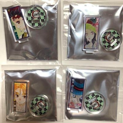 入手了一套鬼灭之刃的小立牌，卖家包装超级用心，每个立牌都用气泡纸裹得严严实实，还附赠了感谢小纸条。拆开时立牌质感惊艳，色彩鲜艳且边缘光滑，摆桌上瞬间氛围拉满～