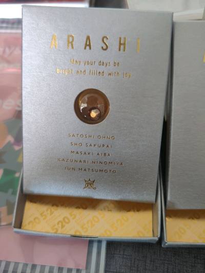 买点小水晶，红的、白的、和黄的！小玩意很轻，买了好几个也不是很重，直接使用竹蜻蜓运回来，收到后完好，卡也很好