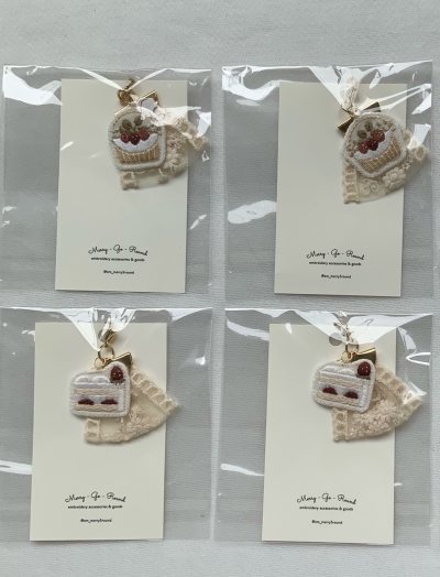 merry-go-round 刺绣挂件精致可爱，有很多图案：小熊、小鸡蛋糕、花篮、草莓、向日葵等图案。作者绣工很棒，不同时期作者根据自己灵感创作不同的东西，一般不会再做以前的款式，如果碰到喜欢的，就毫不犹豫的买