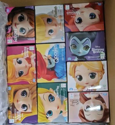 这是在挖煤姬买到的第二十六弹，里面都是迪士尼qposket公主手办。有爱丽儿鱼尾造型和下午茶造型，还好冰雪奇缘艾莎和安娜两姐妹。挖煤姬打包很放心，纸箱超硬，还有泡沫纸。用竹蜻蜓运回来也不用自己操心。