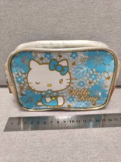 每当看到Hello Kitty，心中总会涌起一股温暖的回忆。

从经典的蓝白条纹到精致的金色链条包，每一件都像是艺术品般令人爱不释手。正如苏轼所言：“腹有诗书气自华”，这些小物件也赋予了生活别样的优雅与趣味。✨  

无论是出门游玩还是居家小憩，带上Kitty总能为...