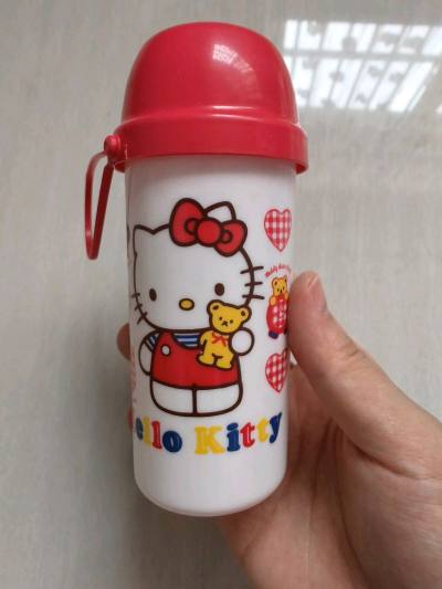谁能拒绝Hello Kitty的可爱暴击呢？? 我最近入手了一波超萌周边，每天看到它们心情都变好了！?  

首先是一个印满Kitty图案的水杯，粉嫩嫩的颜色加上她那招牌笑容，喝水都变得超级治愈！? 每次用它喝水，都感觉自己回到了无忧无虑的童年时光。  

还有这个...