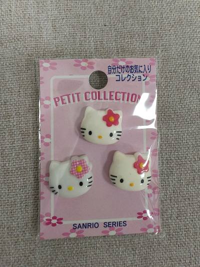 最近入手了几款Hello Kitty的中古小扣子，满满的少女心！?这些小巧的装饰品设计超级可爱，颜色鲜艳又复古，仿佛一下子把我带回了童年时光。?无论是搭配日常穿搭，还是作为收藏，它们都是绝佳的选择。特别是那个带着小花的发夹，戴在头上瞬间感觉自己是公主了！?如果你也喜...