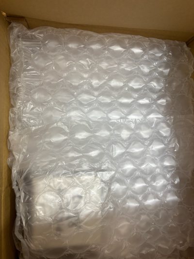 这箱两个月前就到了但是懒得申报所以在海关放了两个月才拿，买了一些杂七杂八的周边，海关拆了一个装文件夹的信封，其他都是透明袋子的没拆。