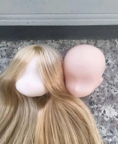 azone植发头白肌和普肌素头，
有头发的：白肌
没头发的：普肌
不知道可以组什么娃娃呢，看上去金发很美丽 
