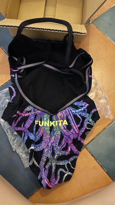第一次使用挖煤姬参与拍卖购买到喜欢的泳衣 用了ems五六天就收到货了 速度非常快 这是一次满意的海淘购物分享贴