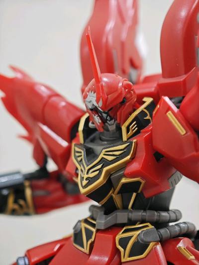 #挖煤姬  #万代 ROBOT魂系列 159 新安洲ova版本，作为《机动战士高达UC》中“带袖的”领袖弗尔·伏朗托的专用座驾，新安洲以其独特的深红装甲、华丽的金色装饰、流畅锐利的线条以及压倒性的性能**，成为了UC系高达中极具人气和辨识度的反派机体，r魂新安洲...