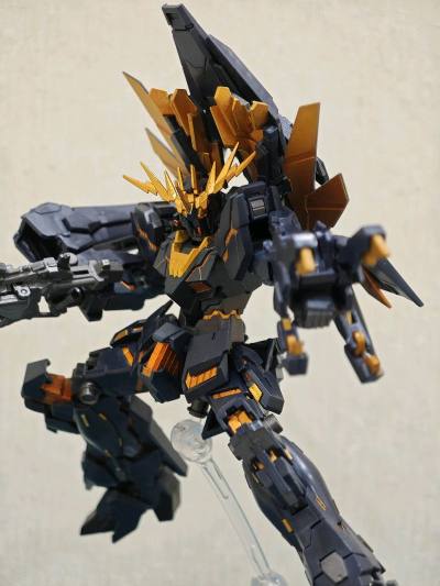 相较于纯白的独角兽高达一号机，报丧女妖（Banshee）以其独特的漆黑装甲与金色精神感应框架瞬间营造出截然不同的压迫感与神秘感。Robot魂 158 是早期推出的报丧女妖成品玩具之一，搭配上了117的武装装甲BS（狮爪光束枪），完美再现了报丧的标志性武器特征，把玩过...