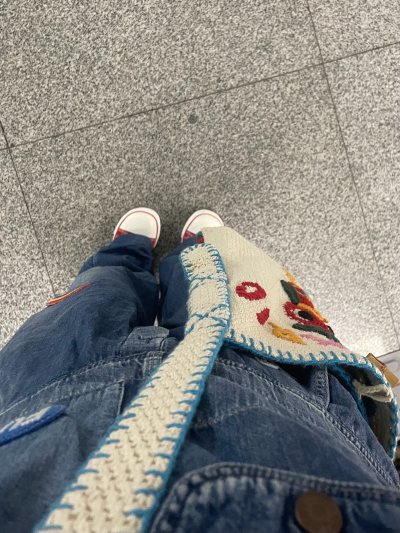 海淘到这个刺绣针织斜挎包真的爱惨了！米白色针织底搭配彩色花朵和刺绣，手工感满满又很有童趣。包型小巧能装日常小物，肩带长度可调节，斜挎超方便。这种小众手工感的包在国内很难找到，海淘等了好久但收到货完全被细节惊艳，搭配复古风、甜酷风穿搭都很绝，背上它就是街头最特别的存在...