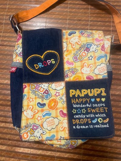 海淘到这个PAPUPI童趣风拼布包太戳我了！牛仔布与卡通印花布拼接，爱心刺绣、彩色字母刺绣满满细节，可爱兔子和糖果图案甜到犯规。橙色肩带撞色很活力，包型实用能装。这种日系复古萌系设计在国内几乎找不到，海淘等了好久但收到就被治愈到，搭配甜系、复古风穿搭绝绝子，是海淘里...