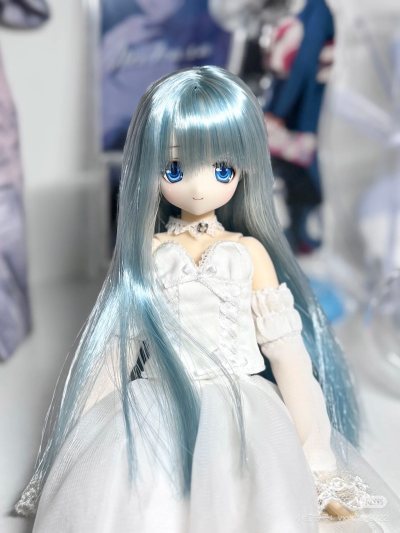 海蓝宝石”非常经典的“水精灵”造型，她身穿蓝色和白色相间的服饰，头发也是淡蓝色，整体形象清新如水，因此常将其与“海蓝宝石”联系起来，以此造型为基础