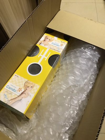 半夜开箱一个大三分
整这么大个箱子，一半垫料也是真可以额[擦汗]
超级喜欢这个长辫子的发型啊设计师怎么能想出来这么可爱的发型咩！
就是运输运费和税率太高了[流泪]
太可爱了哇哇哇哇我好喜欢她！
出生证明很甜，实娃很文静秀丽
就是我心目中阳光美少女的样子