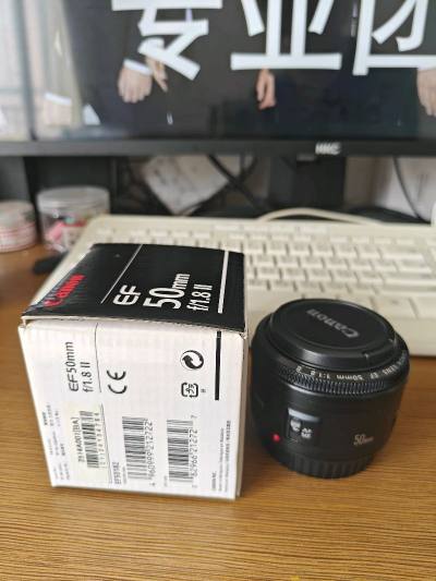 佳能EF 50mm f/1.8 STM（二代）是目前最值得入门的50mm定焦镜头之一，以不到500元的价格（国内约350-1450元）提供了大光圈、轻便体积和不错的画质，尤其适合预算有限的新手或需要视频功能的用户。若追求极致画质或防抖，可考虑更高阶的50mm f/1...