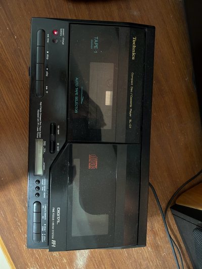 Technics SL-C7是日本松下公司（Panasonic）旗下高端音响品牌Technics于1986年推出的一款紧凑型（桌面式）CD播放机。它并非一款普通的CD机，而是在CD格式发展早期，Technics为了展示其技术实力而设计的高端便携/台式两用机型。

以...