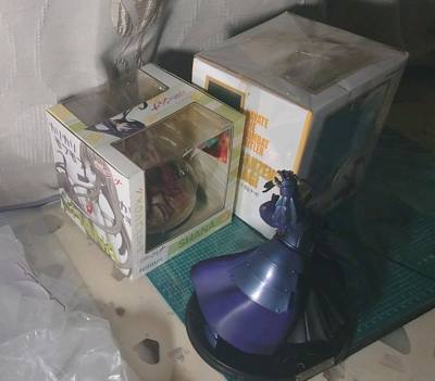 挖煤姬九月第八单到货了，这次继续购入三个手办，三千院凪手办是未开封的，外面塑料膜没拆，saberalter这款手办是老物了，卖家保存得不错，没什么大瑕疵，夏娜这款坐姿手办实物比图片好看。
