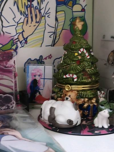 真的被立牌萌到了！超级漂亮，钥匙扣也特别漂亮，完全没有污垢，孩子买得很放心。做工非常精细，细节处理得很好。
客服态度也很贴心，问的问题都认真回答了。包装特别严实，物流速度也超快，非常好的一次购物，宝宝喜欢得舍不得放手，下次还会再来！