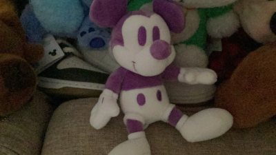 海淘迪士尼米奇玩偶，认准disney商标，选带溯源标识款防假。货值控制在300元内，走包税转运省运费，收货先查刺绣清晰度和吊牌。